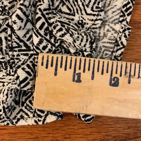 Sadie and Sage extra small geometric design shorts with ruffle hem - Picture 3 of 10